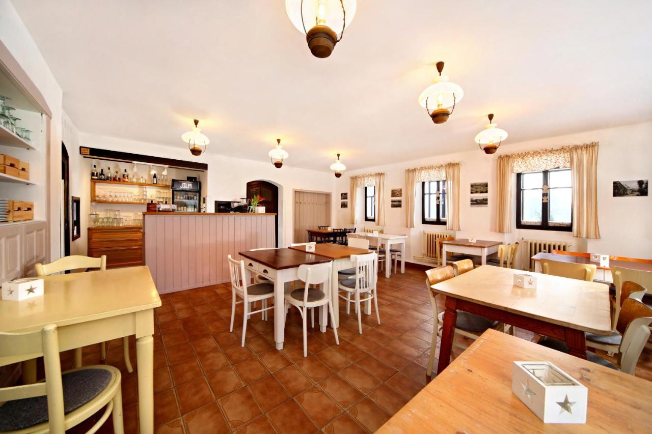 Restaurace A Penzion Jilm Jilemnice Dış mekan fotoğraf